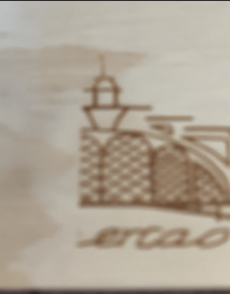 proceso de marcaje en laser de servilletero de madera para bares