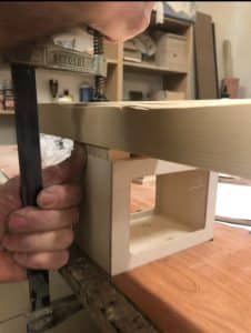 proceso de montaje de servilletero de madera que tiene la posibilidad de personalizacion