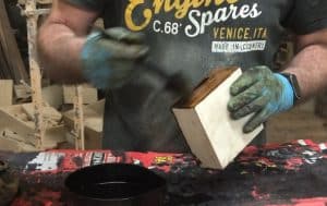 proceso de teñido de un servilletero de madera fabricado en españa