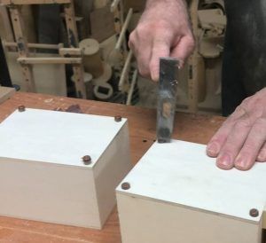 proceso de clavado de patas en servilletero de madera con la posibilidad de personalizar
