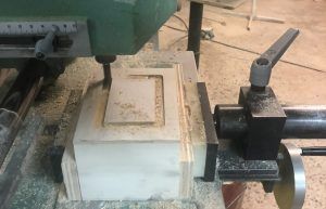 proceso de vaciado de la parte interior de un servilletero de madera miniservices o cubo