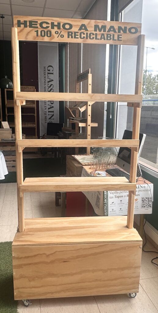 expositor con ruedas fabricado en madera con zona de carga