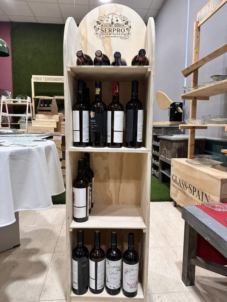 expositor garnacha fabricado en madera con baldas