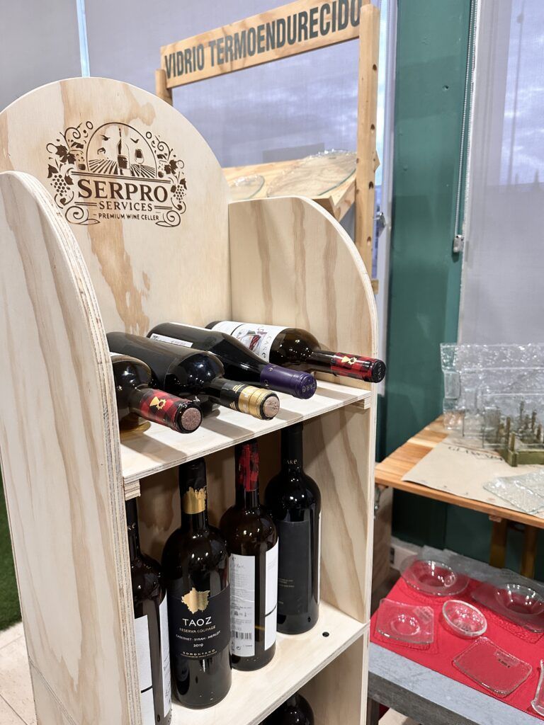expositor garnacha fabricado en madera con baldas buen precio