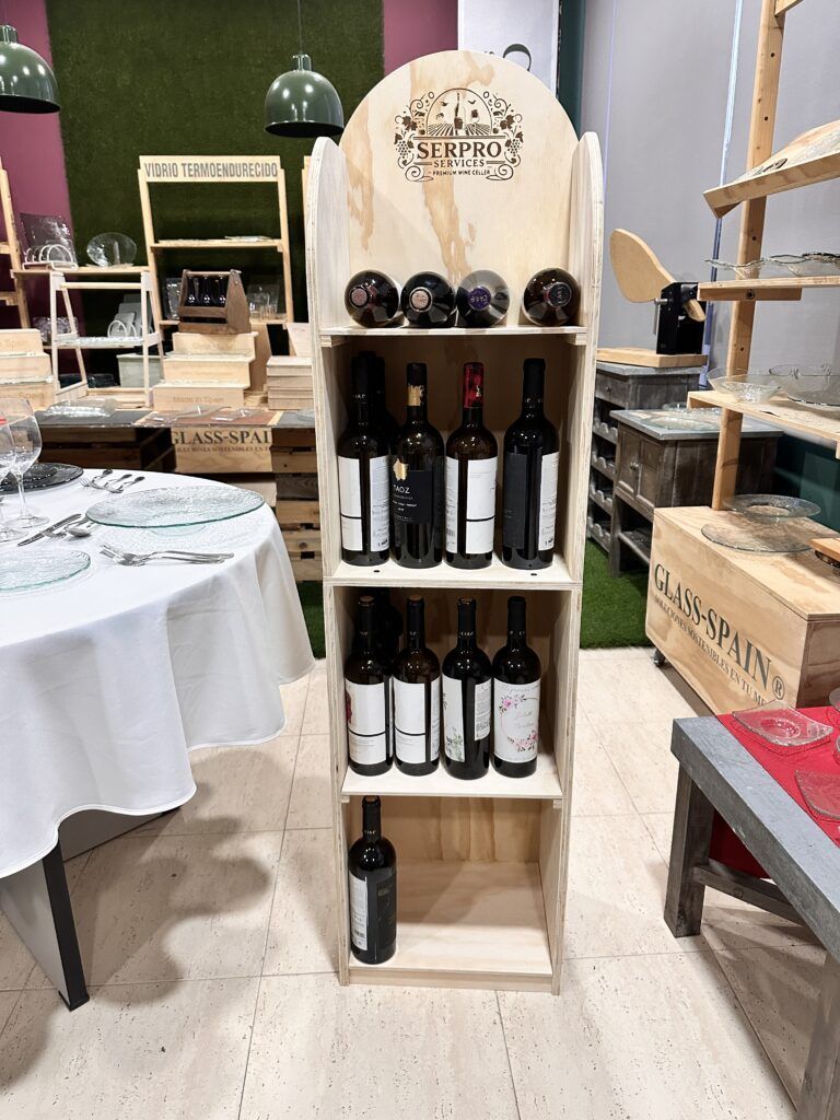expositor garnacha fabricado en madera con baldas comercio y bodegas