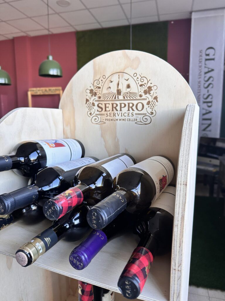 expositor garnacha fabricado en madera con baldas diferentes medidas