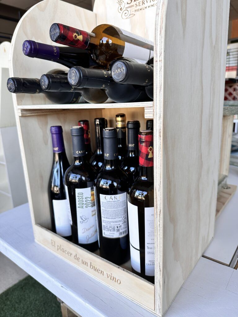 expositor garnacha fabricado en madera con baldas parte SUPERIOR