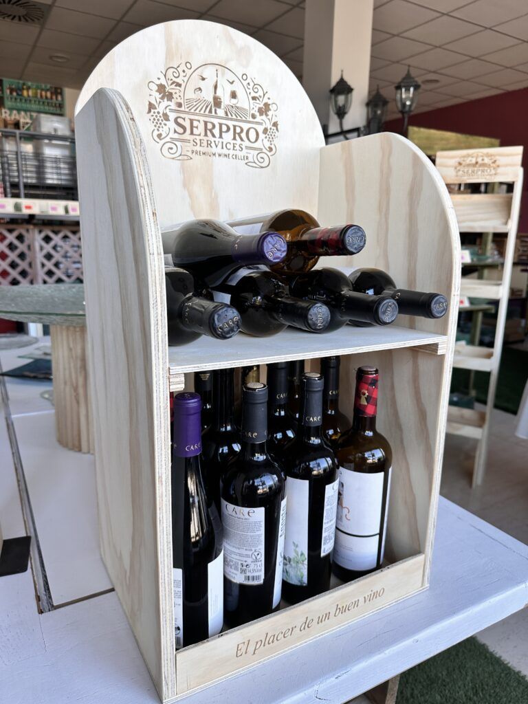 mueble expositor para botellas de vino personalizable en laser e impresion digital
