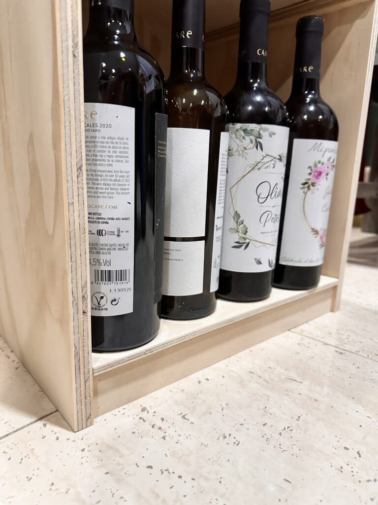 expositor garnacha fabricado en madera con baldas personalizable