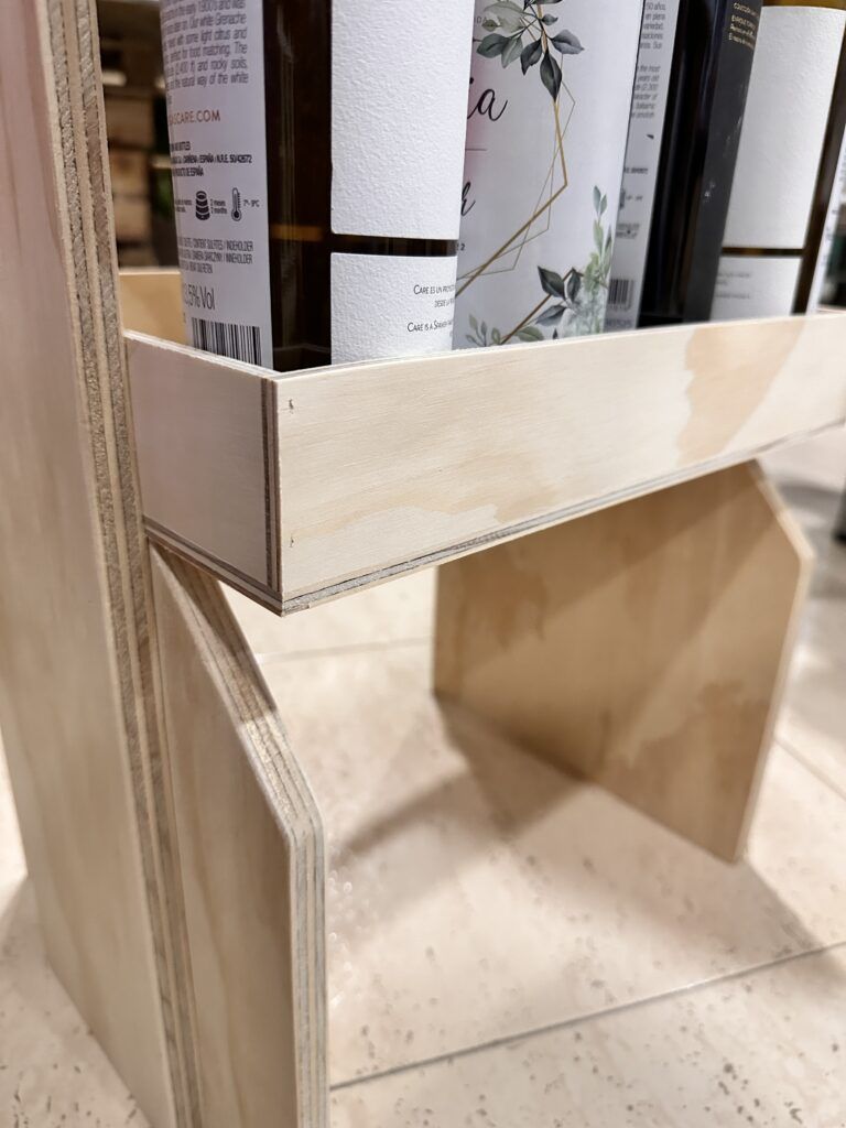 expositor tempranillo serproservices fabricado en madera bodegas