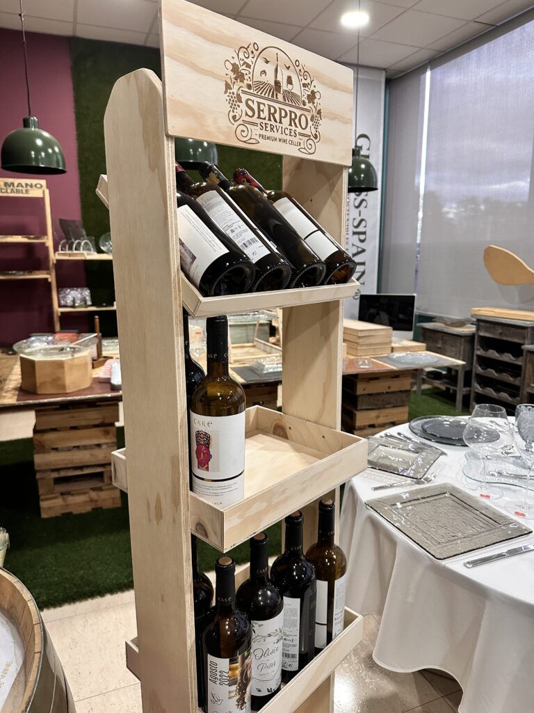 expositor tempranillo serproservices fabricado en madera bodegas personalizable