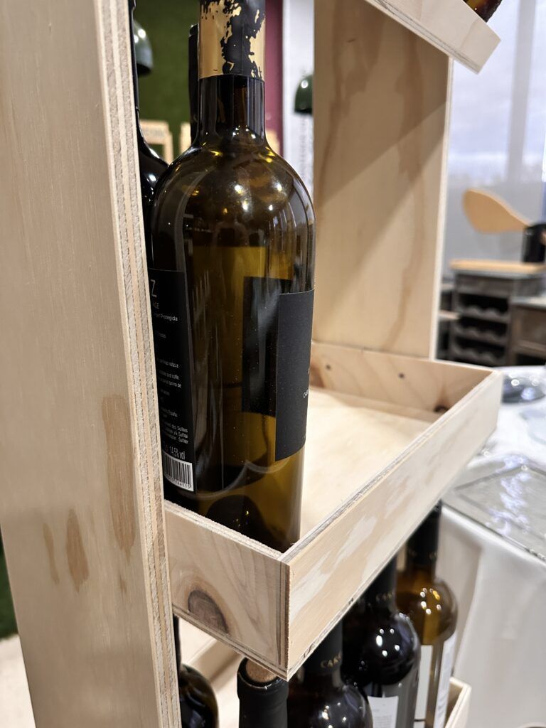 expositor tempranillo serproservices fabricado en madera bodegas personalizable laser