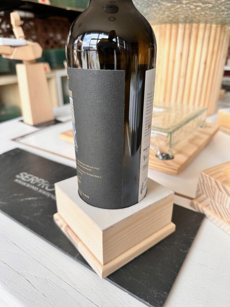 expositor vino base serproservices personalizable laser impresion digital