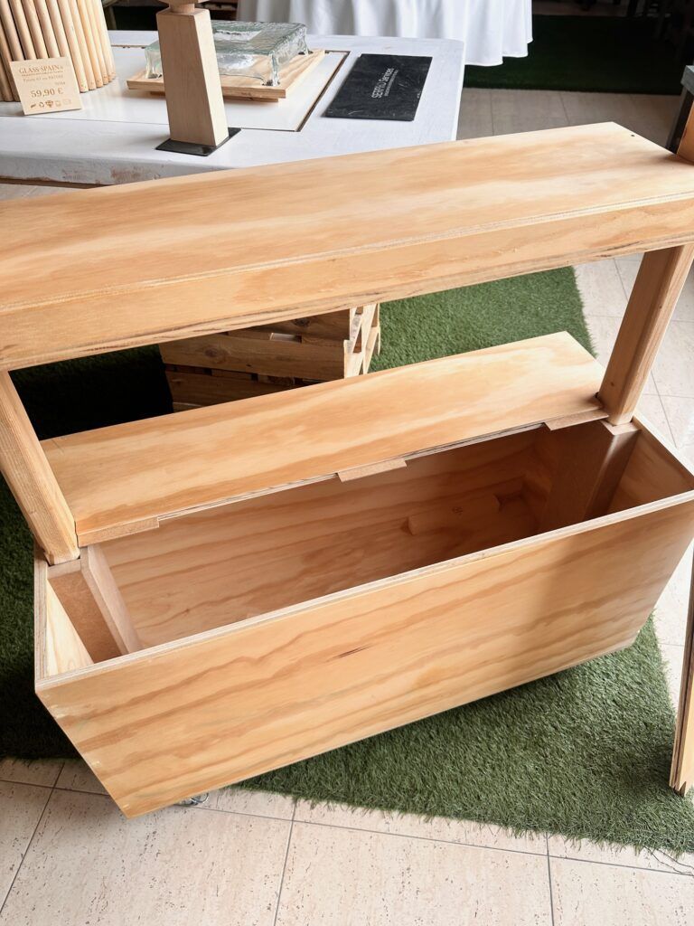 mueble expositor 3 baldas con ruedas personalizable con zona de guardar