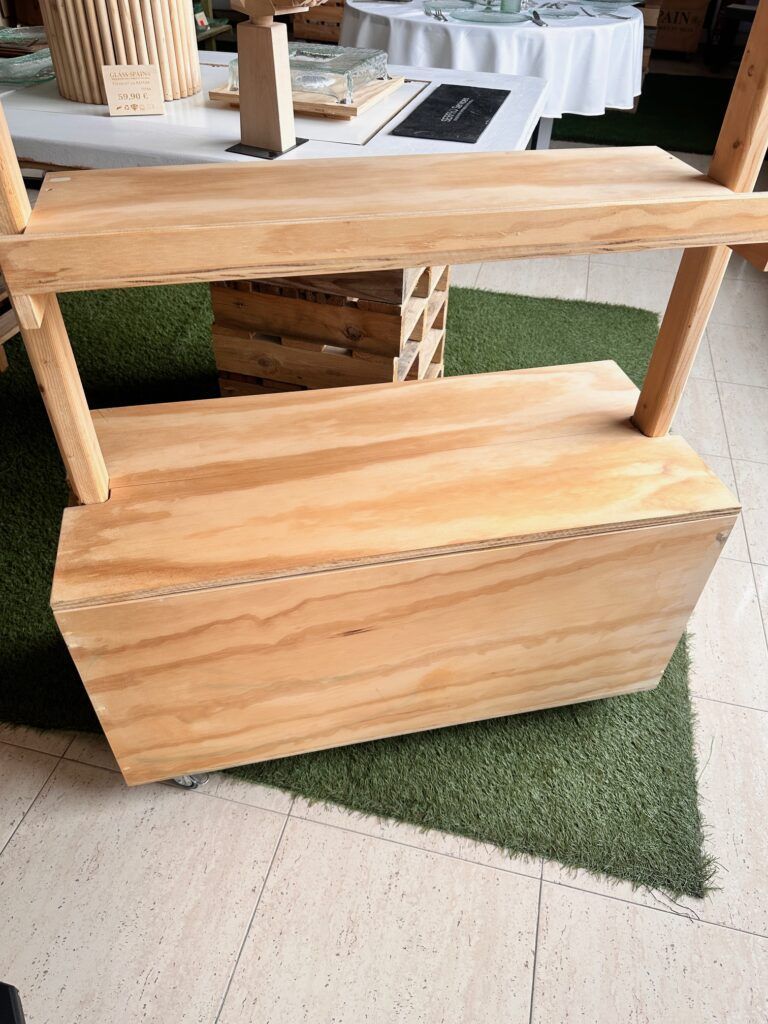 mueble expositor 3 baldas con ruedas personalizable con zona de guardar SERIGRAFIA