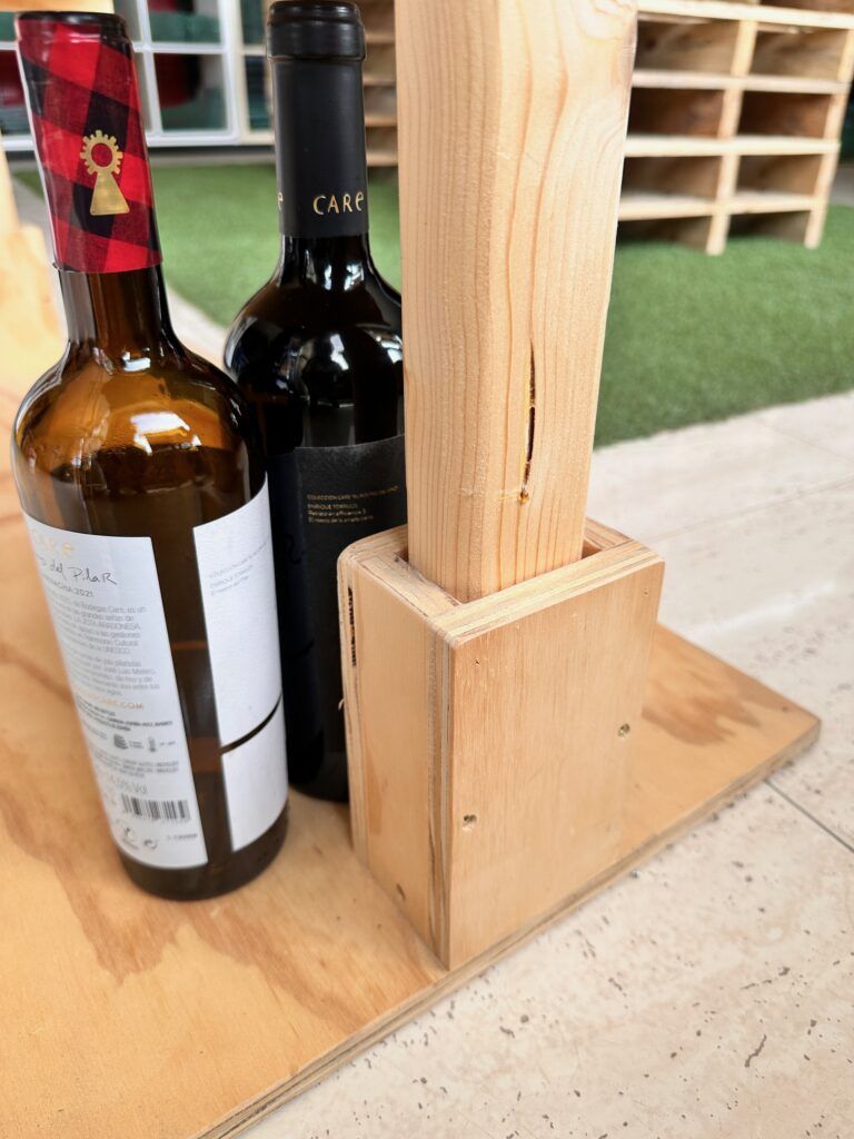 mueble expositor 4 baldas madera personalizable ajustable diferentes medidas y colores barnizado