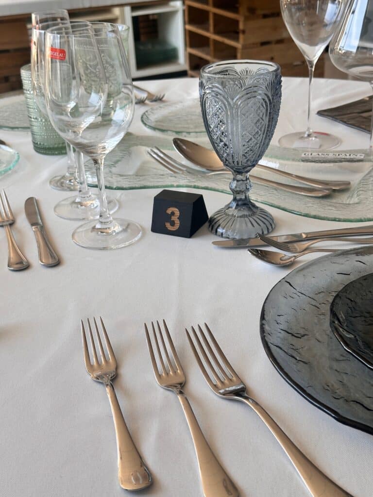 10 Tips Clave para Organizar la Sala o Terraza de tu Restaurante o Cafetería. 1 numero de mesa en madera para las mesas de tu bar o restaurante