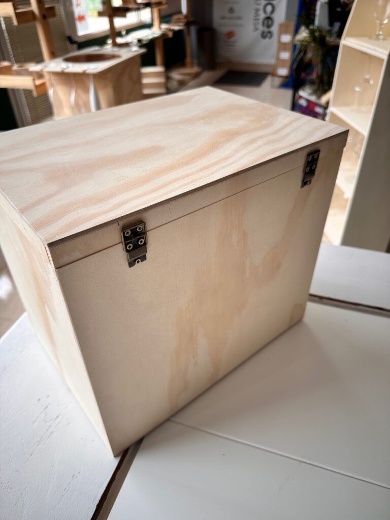 caja madera cerrada 6 copas detalle bisagra