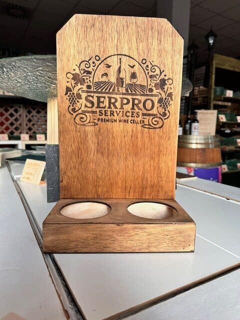 soporte expositor botellas madera personalizado laser rotated