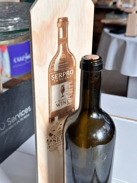 soporte expositor botellas madera personalizado laser tenido rotated
