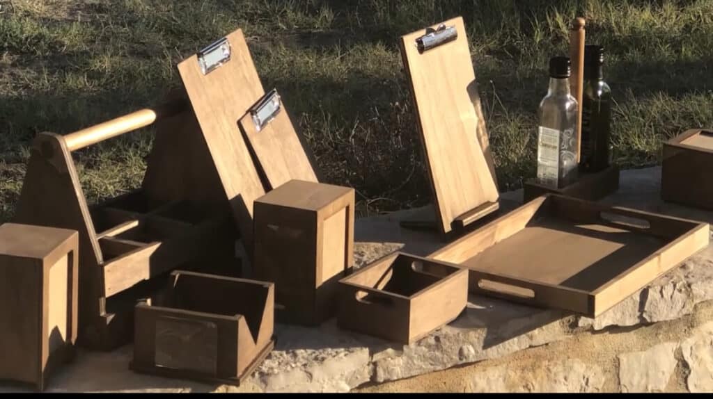 Servilleteros de Madeira e Personalizados para Estabelecimentos Comerciais
Se você está à procura de servilleteros de madeira ou servilleteros personalizados que combinem elegância e funcionalidade, a Serpro Services tem a solução ideal para o seu negócio. Somos especialistas na criação de produtos artesanais e exclusivos que se destacam pela sua qualidade e design inovador.
