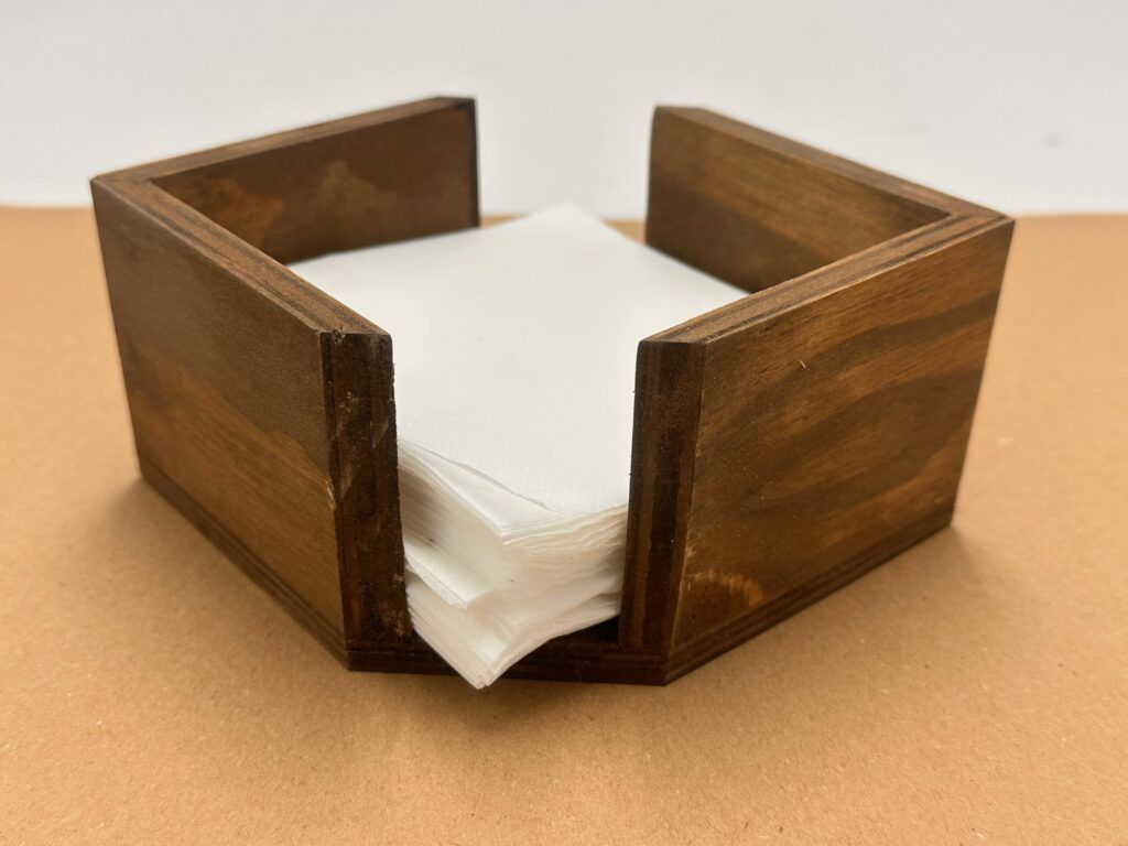 servilletero caja dos aberturas serproservices 30015 fabricado con madera de pino terminacion oil finish