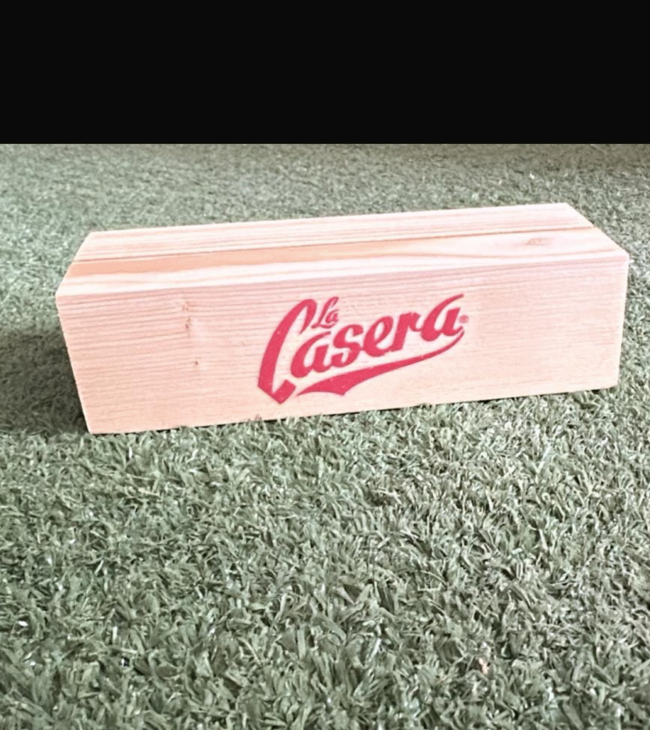 peana publicitaria fabricada en madera FSC