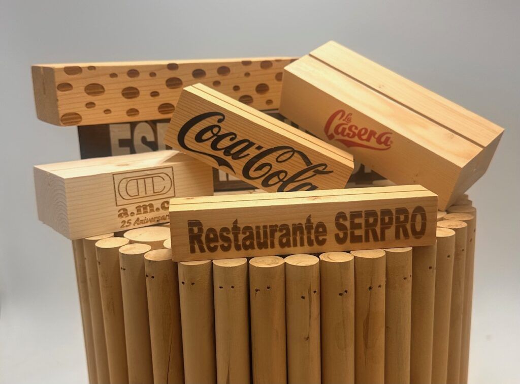 peanas de madera personalizables