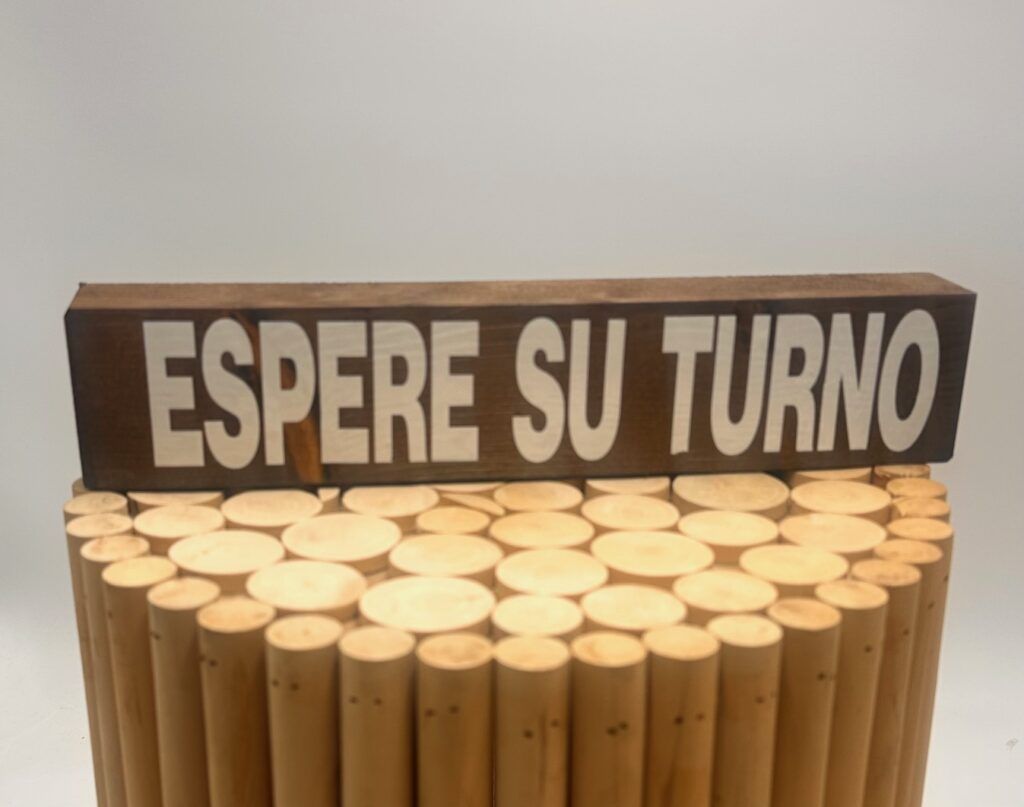 una peana con espere su turno le librara en su comercio de tener que estar dando explicaciones a cada cliente que vaya a entrar