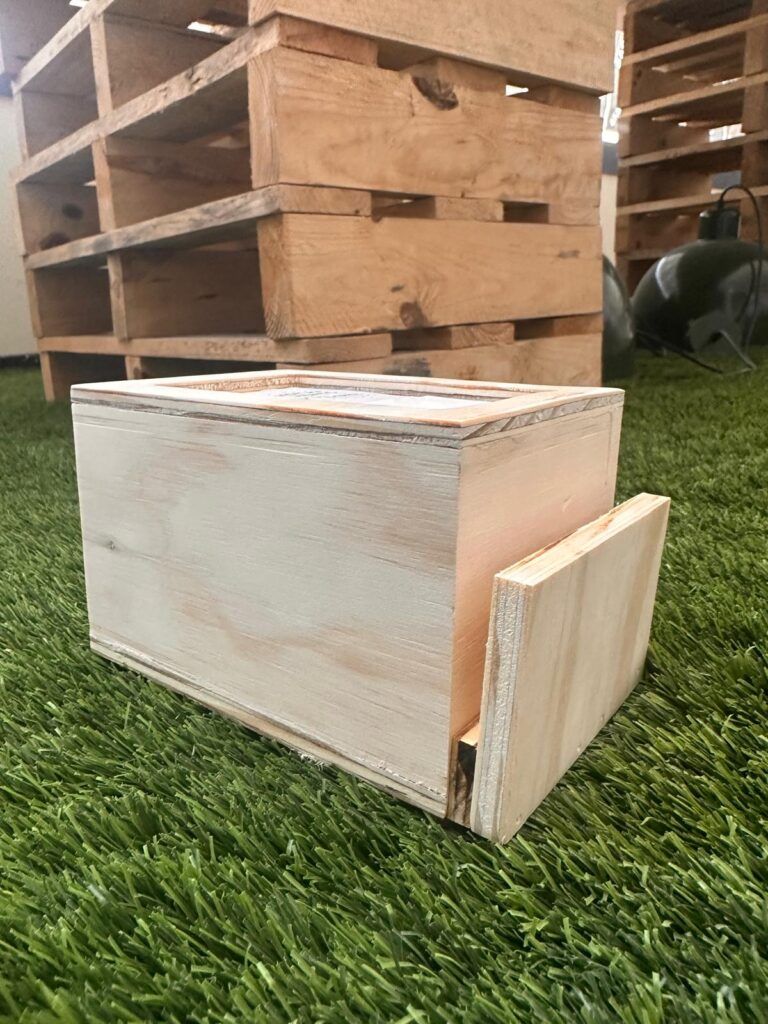 servilletero sobremesa en madera para bares con portamenu se fabrica en cualquier medida y se puede personalizar el color como el mensaje o texto o logotipo