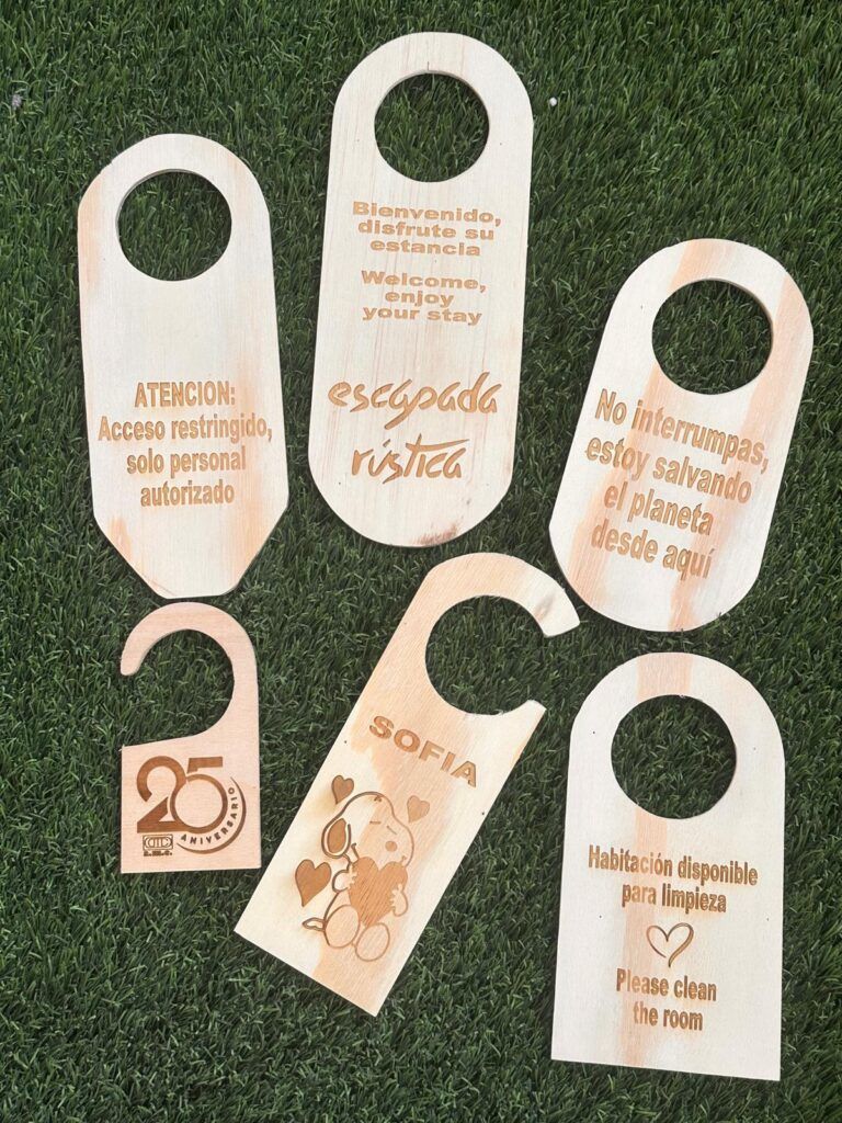 cuelgapuertas fabricado en madera personalizable en laser vinilo serigrafia serproservices