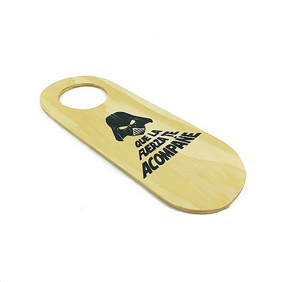 cuelga puerta fabricado en madera personalizable en dtf uv o bien en impresion digital, tambien se puede personalizar en laser consiguiendo un producto 100 por 100 sostenible