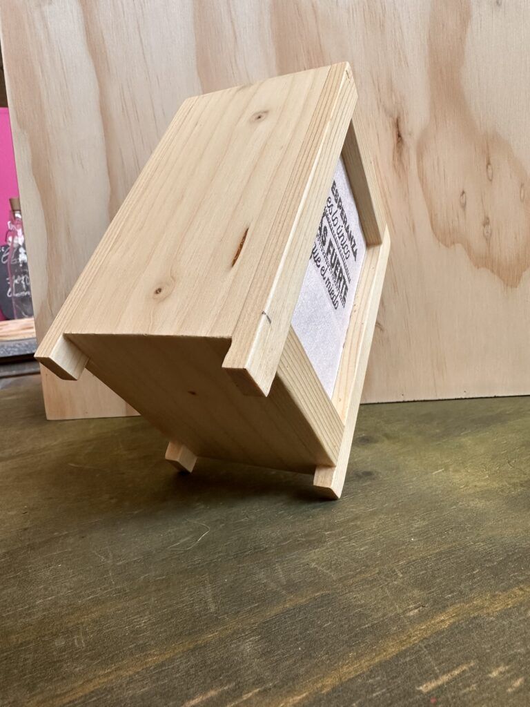 servilletero fabricado en madera con las patas incluidas para servilletas miniservice para bares cafeterias y hosteleria en general. Se puede personalizar