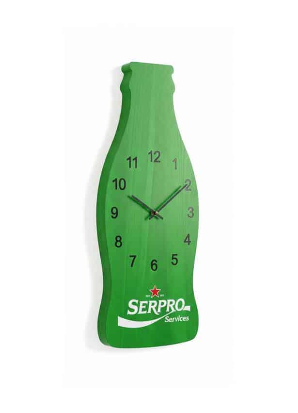 reloj de madera comercial personalizado serproservices forma botella verde