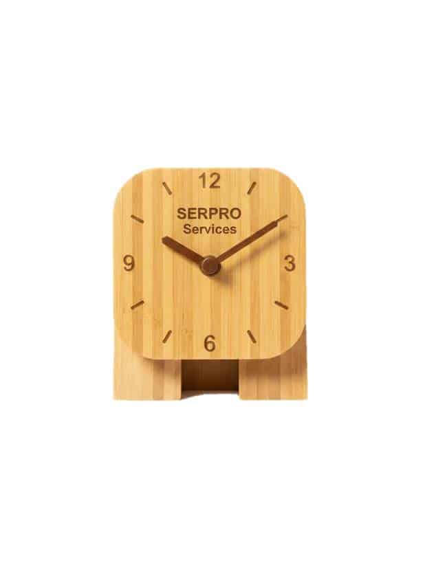 reloj de madera comercial personalizado serproservices sobre mesa
